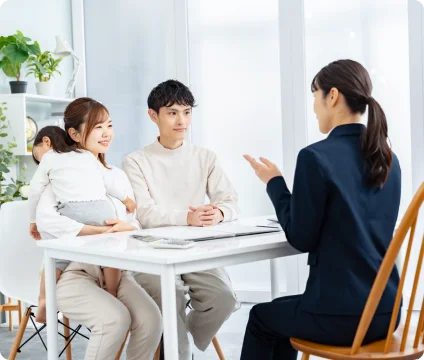 住まいについて家族と相談員がテーブルを囲んで話す様子